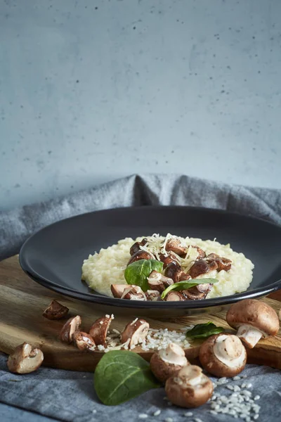 Champignon Risotto Met Spinazie Een Zwarte Plaat Een Grijze Achtergrond — Stockfoto