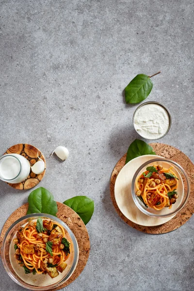 Vegeterian Pasta Met Tofu Kikkererwten Grijze Oppervlak — Stockfoto