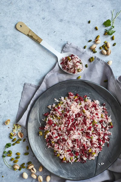 Reisgericht Mit Trockenen Preiselbeeren Und Pistazien Einem Holzteller Und Einem — Stockfoto