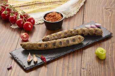 Izgara Dana eti baharat siyah taş ve ahşap arka plan ile kıyılmış 