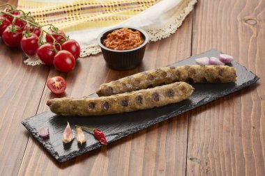 Izgara Dana eti baharat siyah taş ve ahşap arka plan ile kıyılmış 