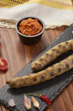 Izgara Dana eti baharat siyah taş ve ahşap arka plan ile kıyılmış 