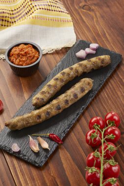 Izgara Dana eti baharat siyah taş ve ahşap arka plan ile kıyılmış 