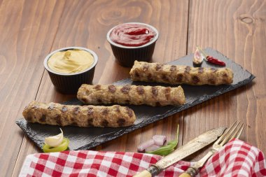 Izgara Dana eti baharat siyah taş ve ahşap arka plan ile kıyılmış 