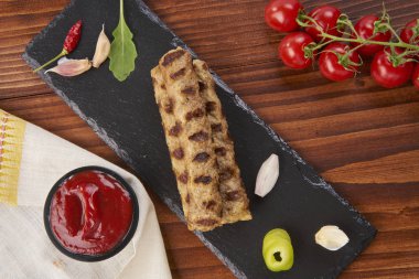 Izgara Dana eti baharat siyah taş ve ahşap arka plan ile kıyılmış 