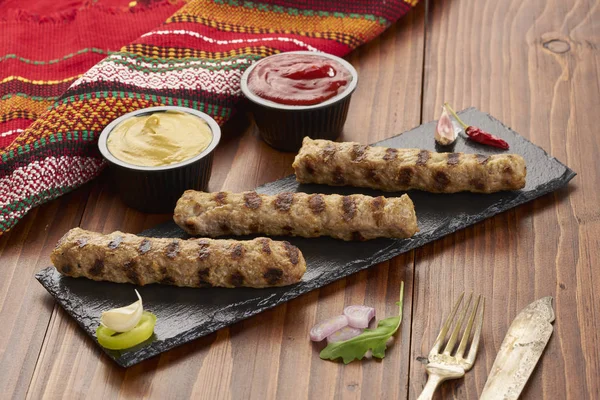 Carne Picada Ternera Parrilla Con Especias Sobre Piedra Negra Fondo —  Fotos de Stock