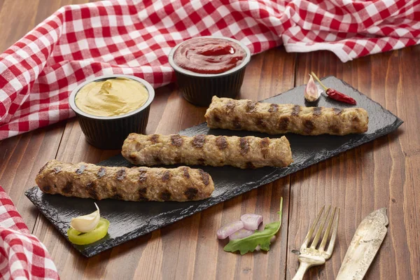 Carne Picada Ternera Parrilla Con Especias Sobre Piedra Negra Fondo —  Fotos de Stock