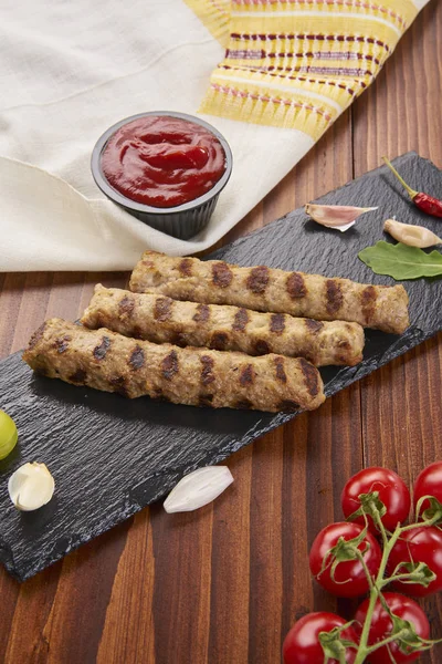 Grillad Kalv Malet Kött Med Kryddor Svart Sten Och Trä — Stockfoto