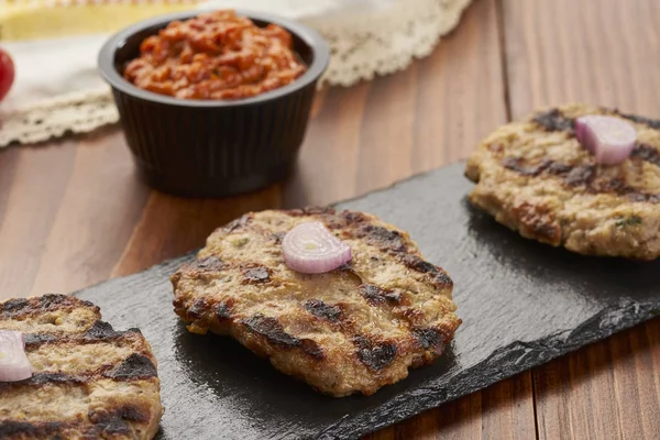 Carne Picada Ternera Parrilla Con Especias Sobre Piedra Negra Fondo —  Fotos de Stock