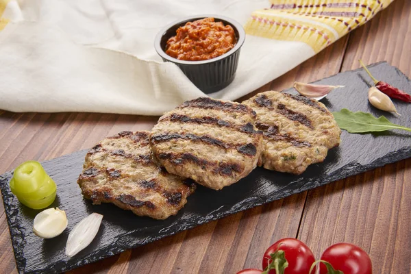 Grillad Kalv Malet Kött Med Kryddor Svart Sten Och Trä — Stockfoto