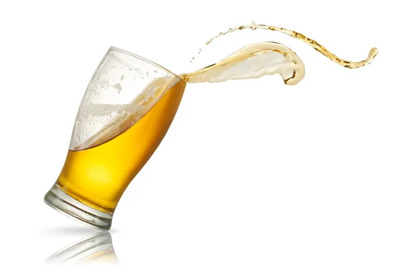 Bierspritzer im Glas isoliert auf weiß — Stockfoto