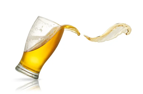 Spruzzo di birra in vetro isolato su bianco — Foto Stock