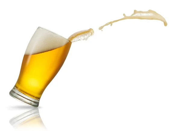 Salpicos de cerveja em vidro isolado em branco — Fotografia de Stock