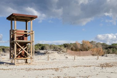 Mallorca, İspanya güneşli Kum Plajı'nda ahşap cankurtaran kulesi