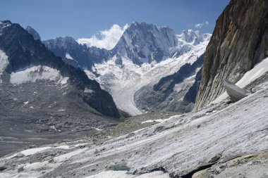 Leschaux Buzulu ve Chamonix, Fransa Fransız Alpleri'nde Grandess Jorasses tepe Talefre buzul görüntülemek