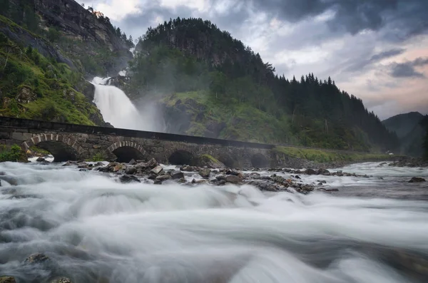 Krajobraz Latefossen Wodospad Rzeka Strumień Kamienia Most Pobliżu Odda Norwegia — Zdjęcie stockowe