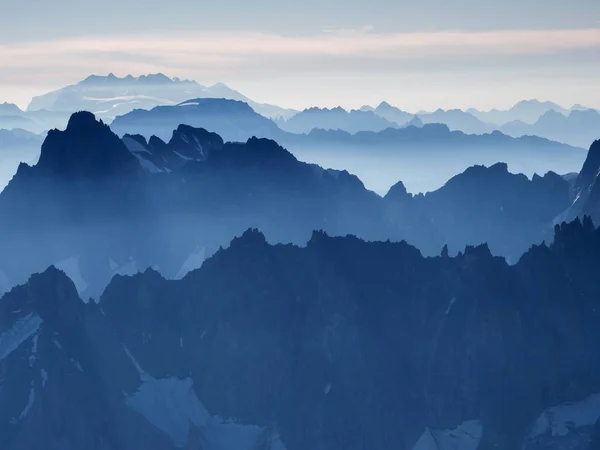 Kora Reggel Silhouttes Alpesi Csúcsok Mont Blanc Vonulata Chamonix Franciaország — Stock Fotó