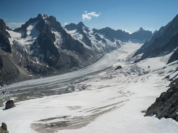 Alpina landskapet med berg och Argentiere glaciär — Stockfoto