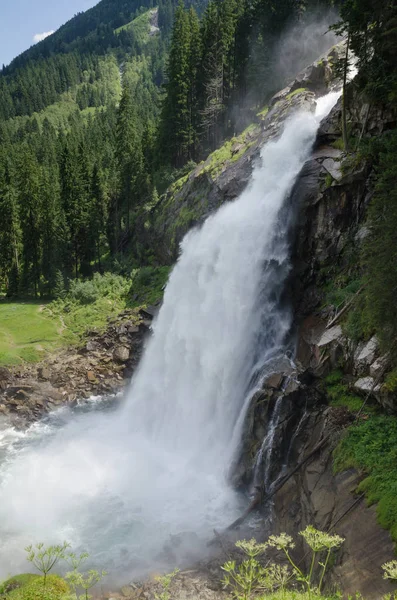 Wodospady Krimml w lesie Alpine, Austria — Zdjęcie stockowe