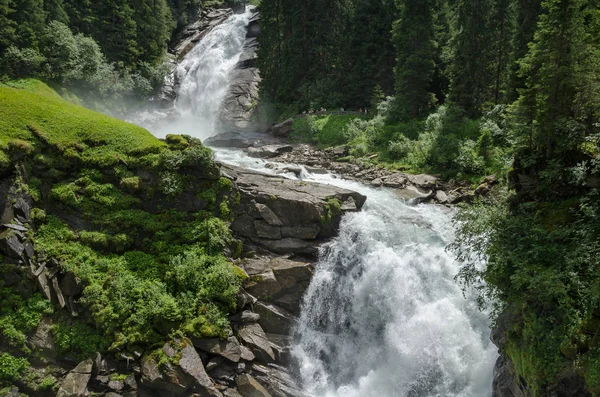 Krimml watervallen in het Alpine bos, Oostenrijk Stockafbeelding
