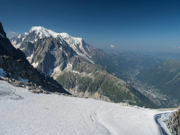 Valle de Chamonix y pico del Mont Blanc en los Alpes franceses —  Fotos de Stock