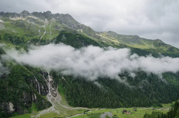 Paesaggio piovoso della valle alpina in Austria — Foto Stock