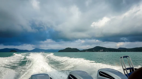 Crociera Barca Oltre Isole Della Thailandia Con Tempo Nuvoloso — Foto Stock