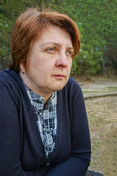 Triste Donna Mezza Età Nel Parco — Foto Stock