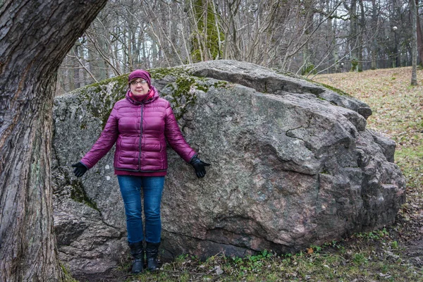 Frau Mittleren Alters Herbstpark Felsen — Stockfoto