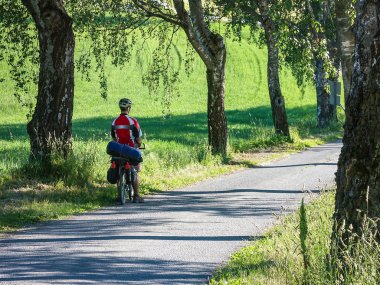 Bisikletçi dinlenmek için durdu Norveç'e gitti