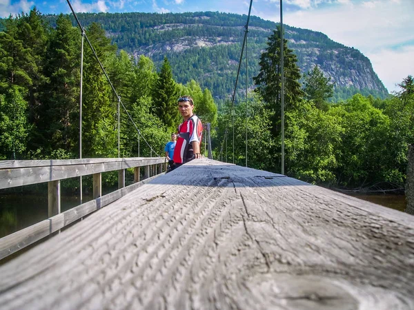 Τουρίστες Διασχίζουν Ποτάμι Βουνό Στη Γέφυρα Αναστολής Στη Νορβηγία — Φωτογραφία Αρχείου