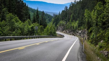 Asfalt yol tamponlar Norveç dağlarında