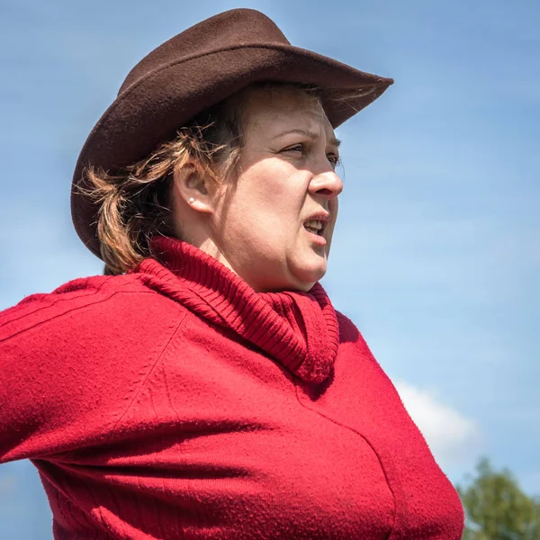 Medelålders Kvinna Cowboy Hat Mot Bakgrund Blå Himmel — Stockfoto