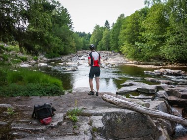 Adam Norveç'te dolaşıyor. Dağ nehir hayran