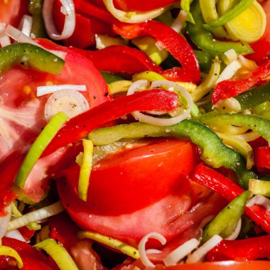 Domates, biber ve pırasa salata