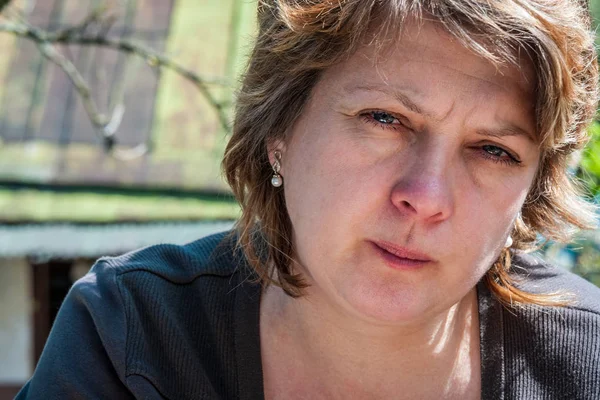  Parkta oturan üzgün orta yaşlı kadın