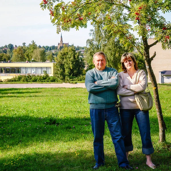 Una Coppia Mezza Età Sta Sotto Albero Rowan — Foto Stock