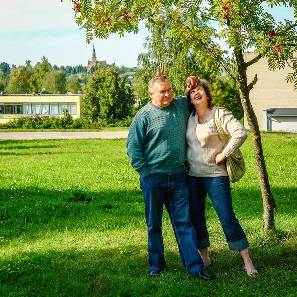 一对中年夫妇站在罗文树下 — 图库照片