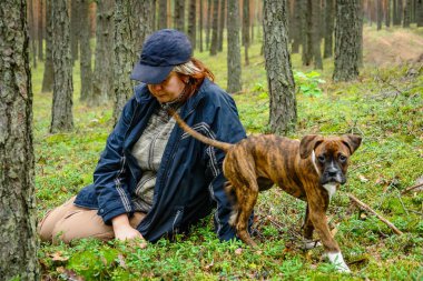 Orta yaşlı bir kadın ve köpek mantar ormanının içinde arıyorum