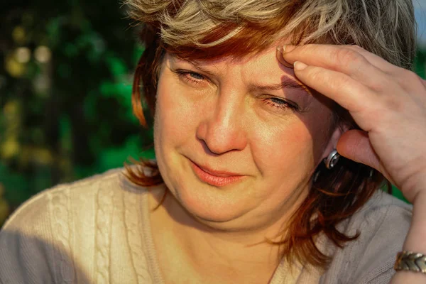 Mulher Meia Idade Desfrutando Sol Parque — Fotografia de Stock