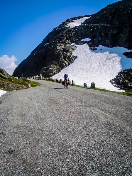 Cyclist Travels Mountains Norway — Stock Photo, Image