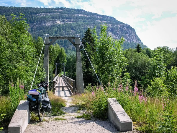 骑自行车的人在挪威山区旅行 悬索桥 — 图库照片
