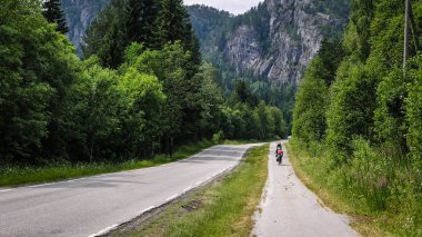 Norveç dağlarında seyahat bisikletçiler. 