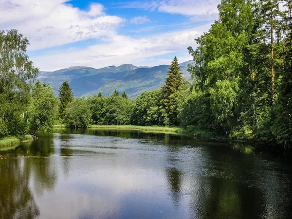 ノルウェーへの旅行 山の湖 — ストック写真