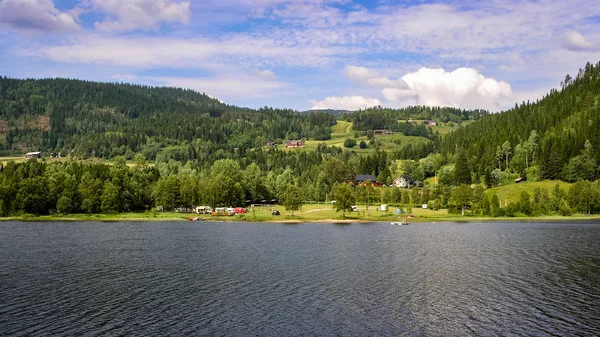 Norveç Seyahat Dağ Gölü Kıyısında Köy Ile — Stok fotoğraf