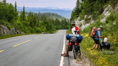Norveç dağlarında seyahat bisikletçiler.