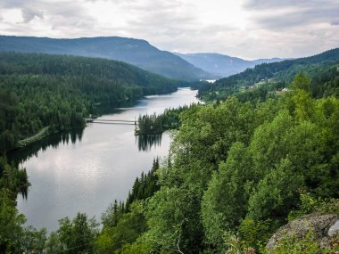 Norveç'e seyahat. Dağlar, nehirler, göller ve vadiler