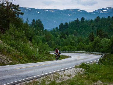 Norveç dağlarında seyahat bisikletçiler.