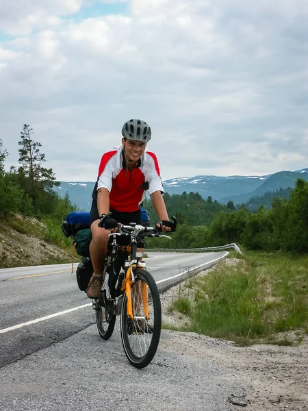 Ciclisti Che Viaggiano Sulle Montagne Della Norvegia — Foto Stock