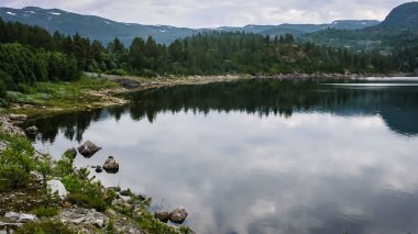Norveç'e seyahat. Dağlar, nehirler, göller ve vadiler